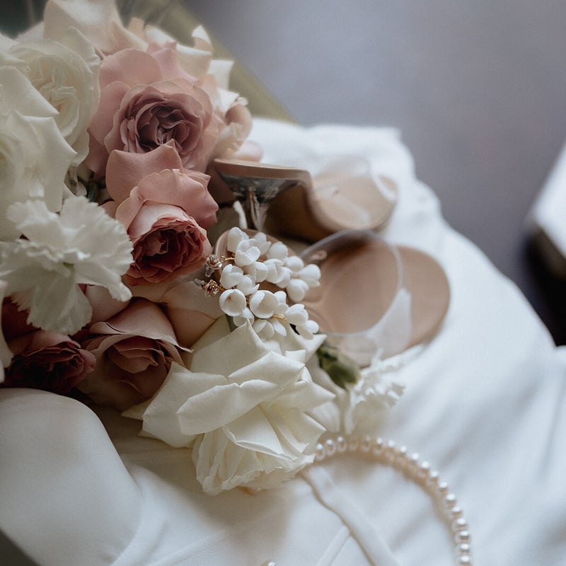 Nahaufnahme eleganter Brautstrauß mit Rosen und Orchideen